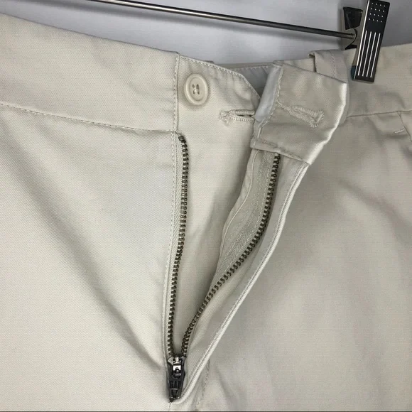 GAP women’s khaki shorts with pockets size 8 - Picture 3 of 6